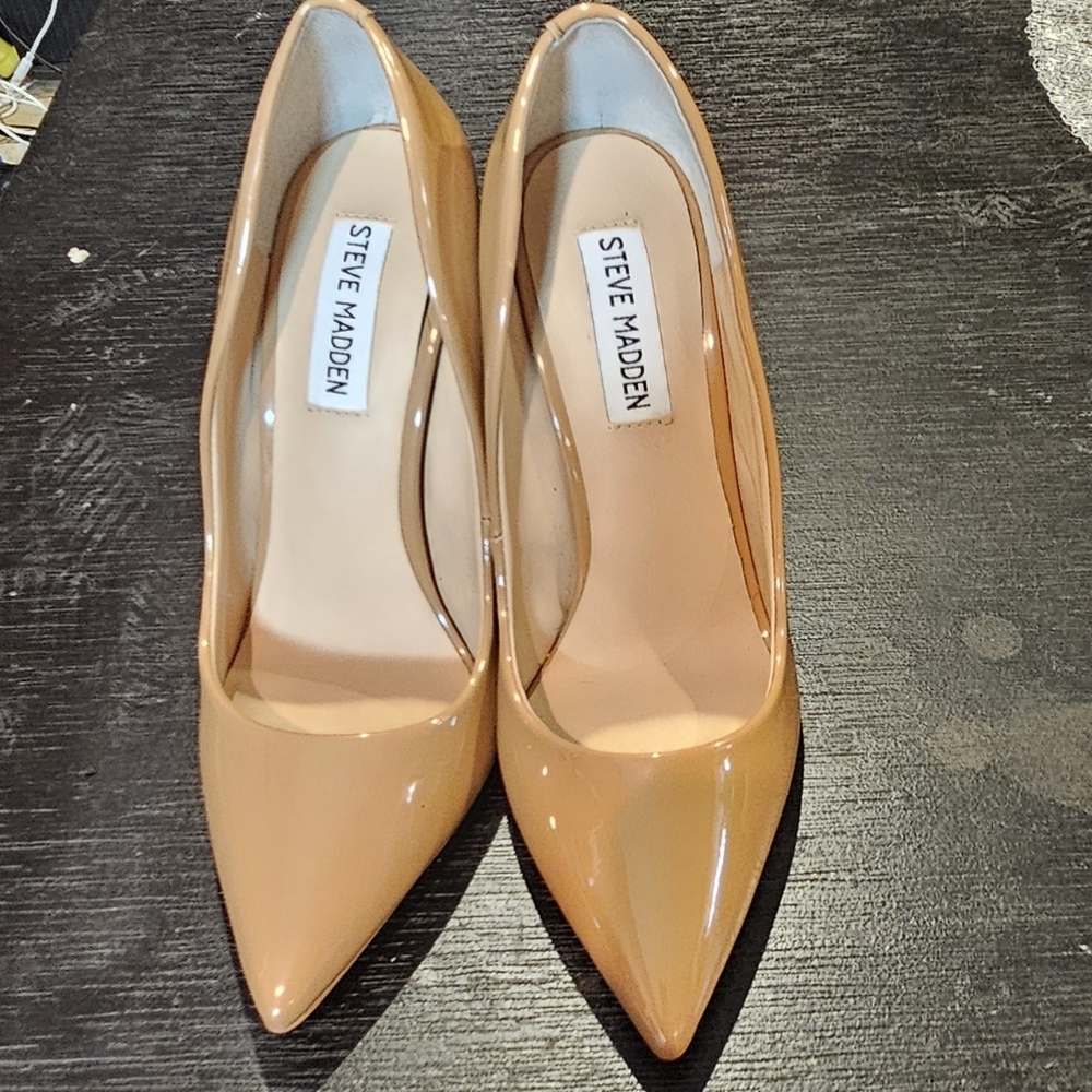 Beige Steve Madden pumps
